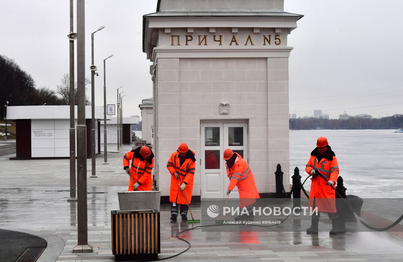 Подготовка причалов Северного речного вокзала к началу навигации