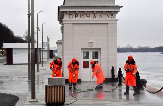 Подготовка причалов Северного речного вокзала к началу навигации