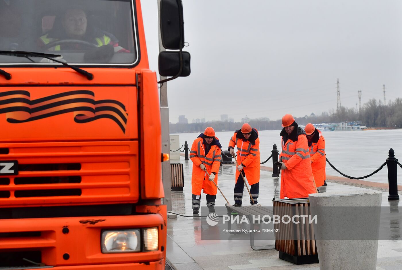 Подготовка причалов Северного речного вокзала к началу навигации