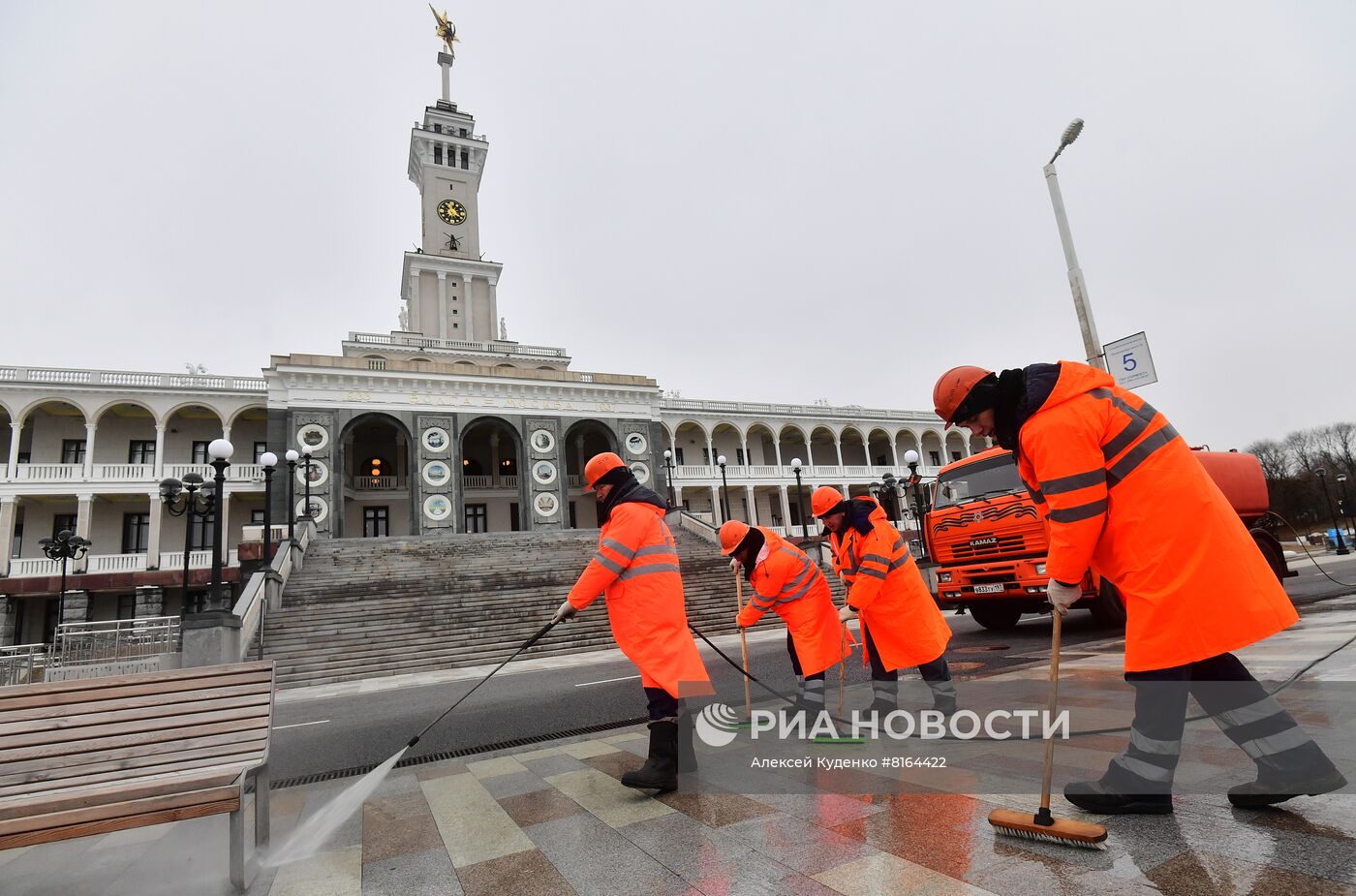 Подготовка причалов Северного речного вокзала к началу навигации