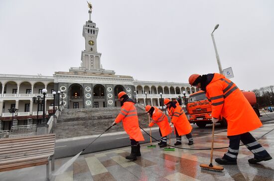 Подготовка причалов Северного речного вокзала к началу навигации