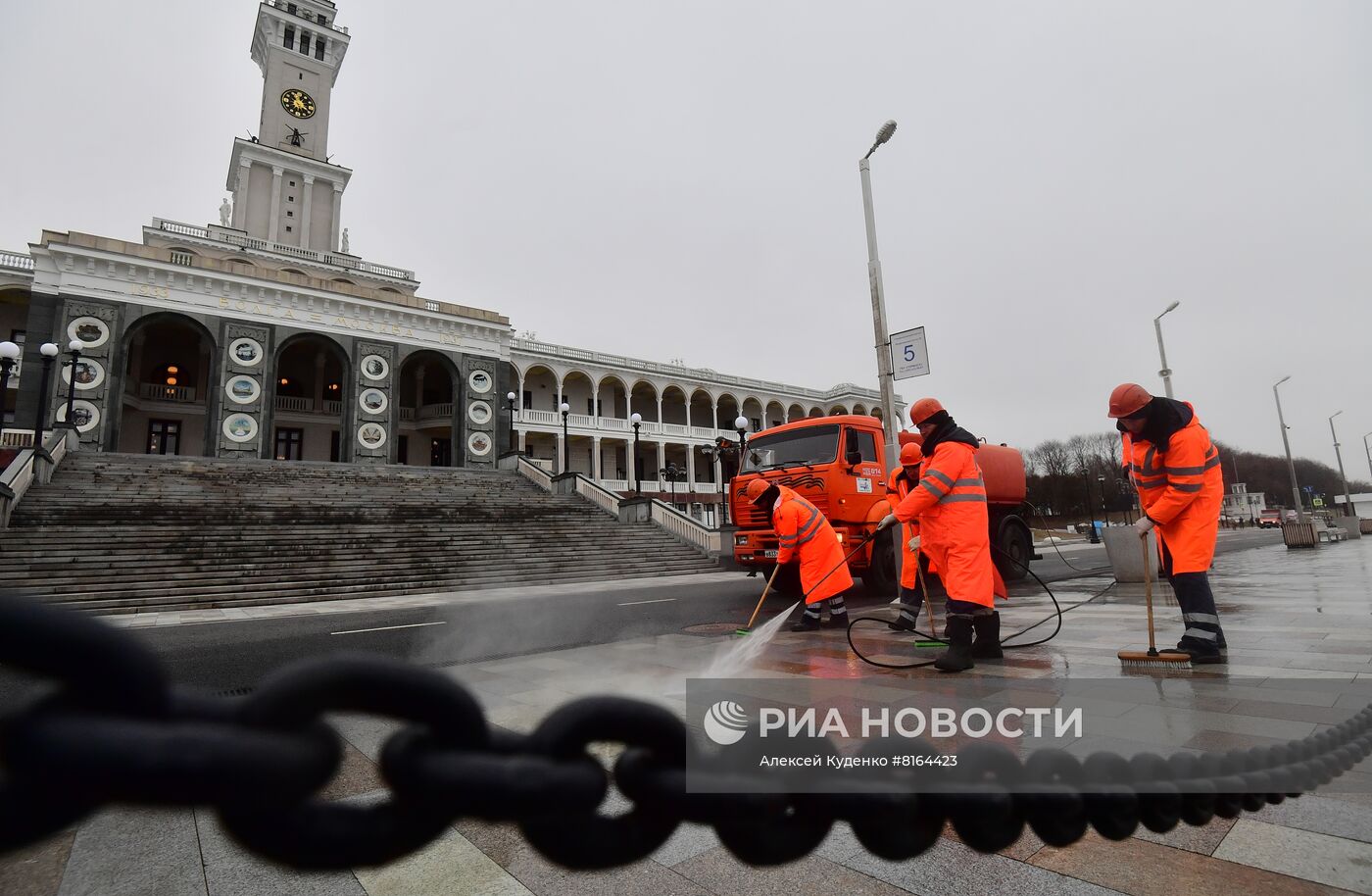 Подготовка причалов Северного речного вокзала к началу навигации