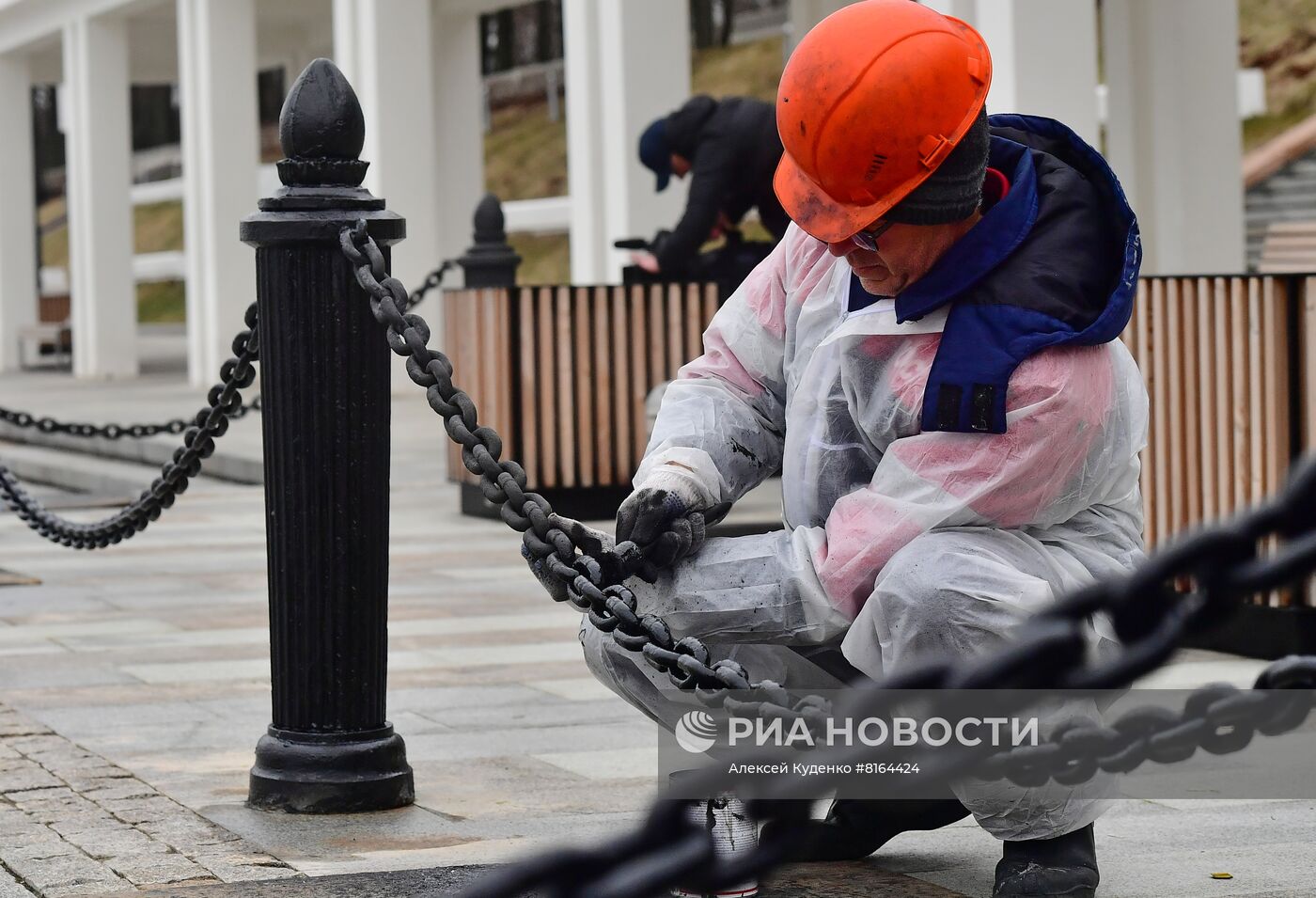 Подготовка причалов Северного речного вокзала к началу навигации