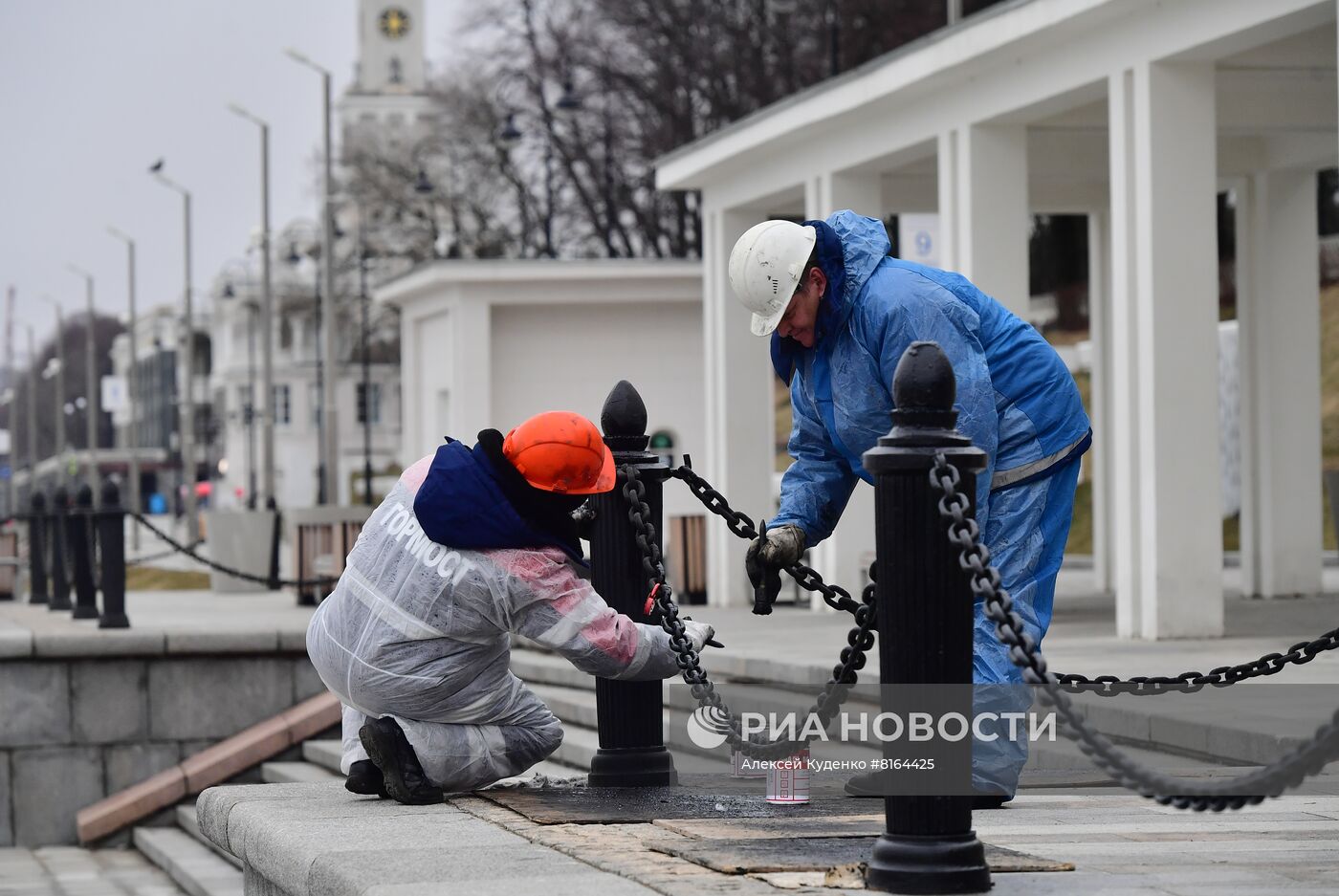 Подготовка причалов Северного речного вокзала к началу навигации