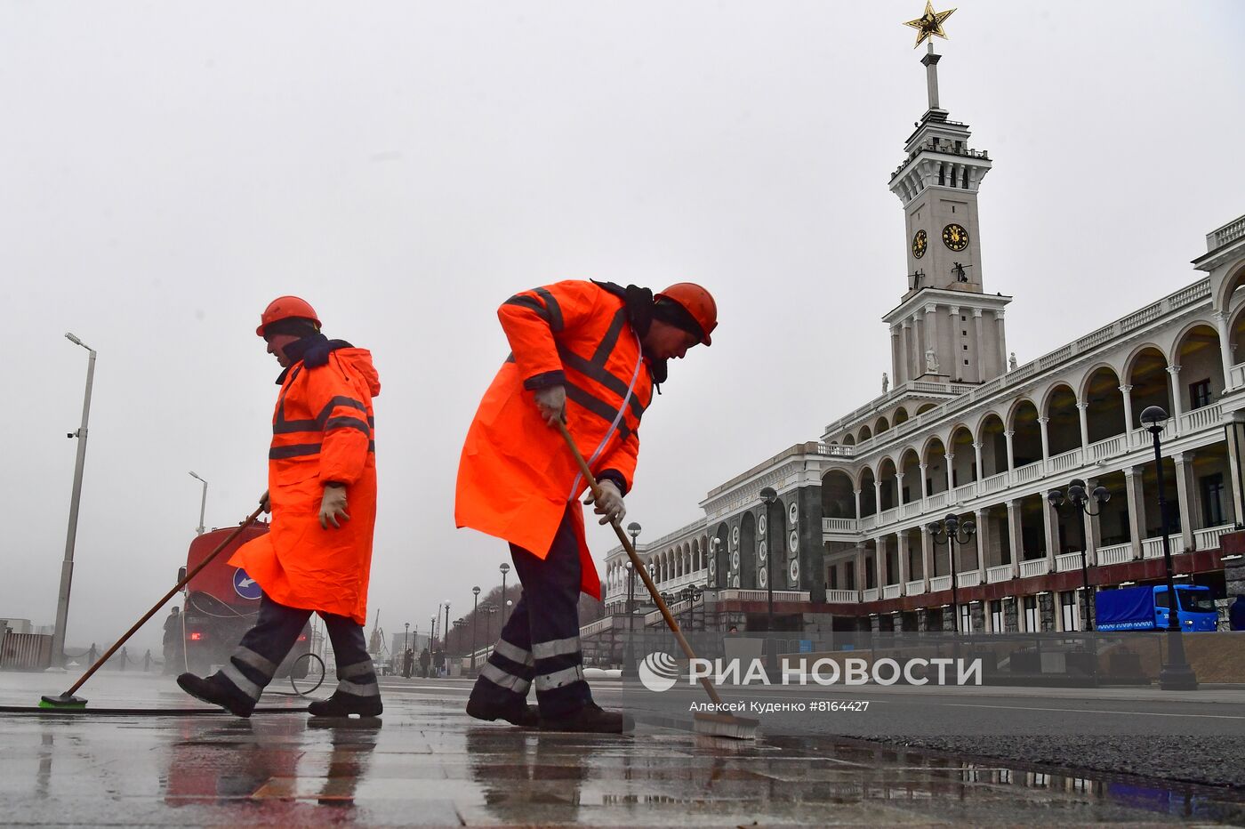 Подготовка причалов Северного речного вокзала к началу навигации