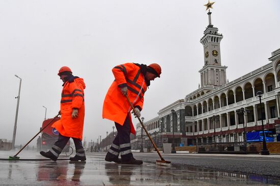 Подготовка причалов Северного речного вокзала к началу навигации