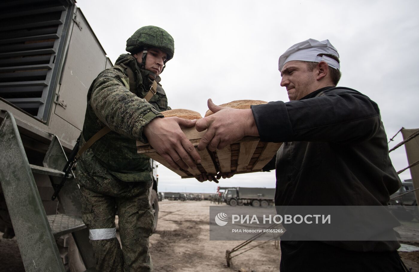 Выпечка хлеба в полевых условиях для российских военных в Херсонской области