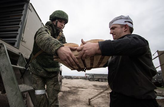 Выпечка хлеба в полевых условиях для российских военных в Херсонской области