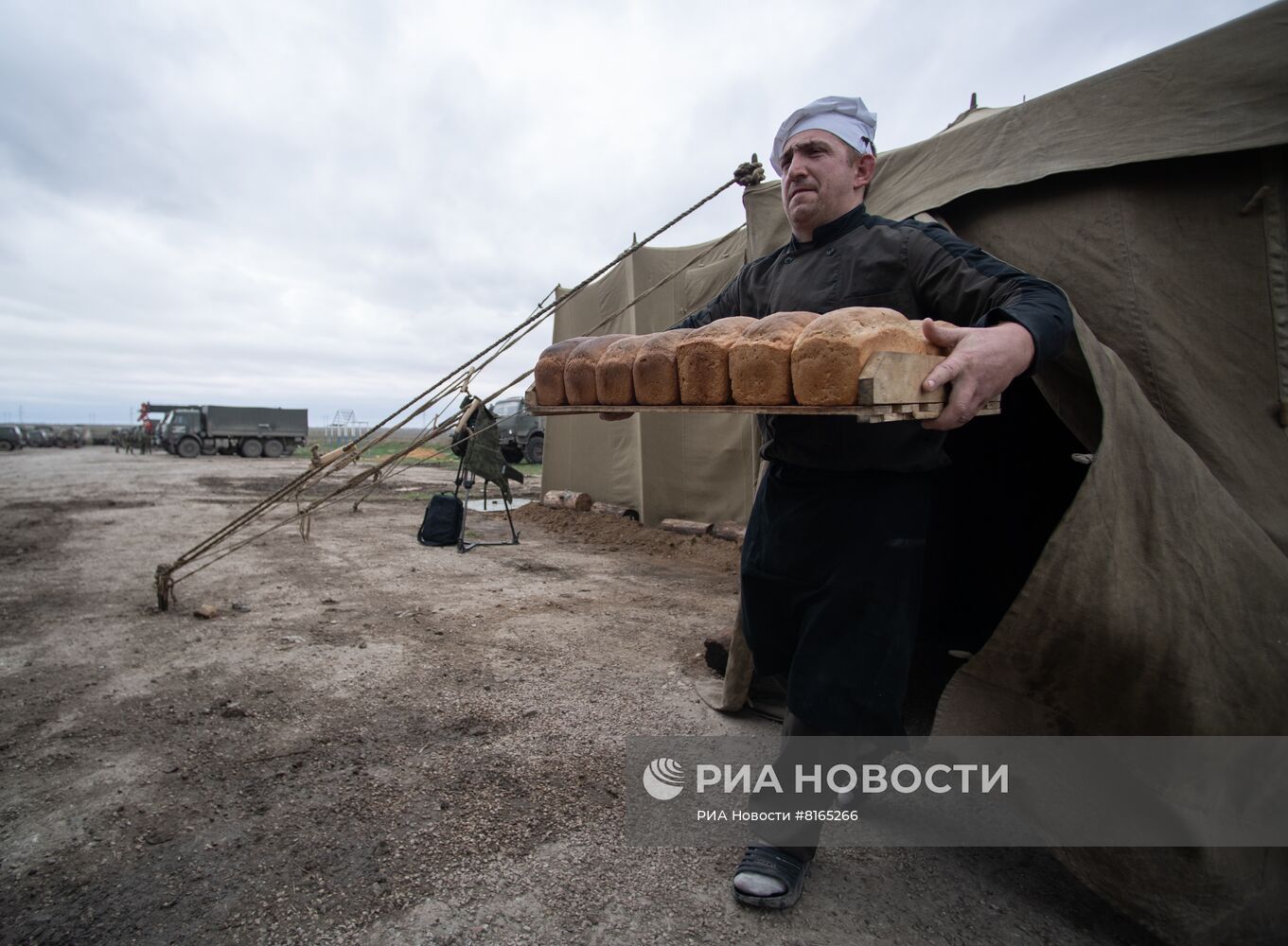 Выпечка хлеба в полевых условиях для российских военных в Херсонской области