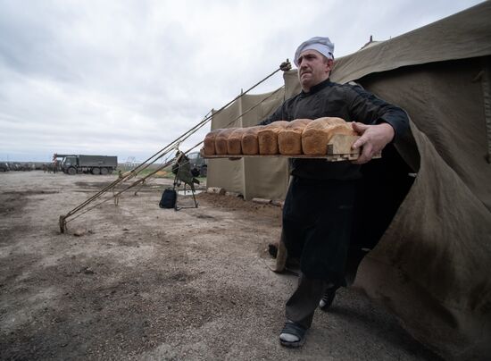 Выпечка хлеба в полевых условиях для российских военных в Херсонской области