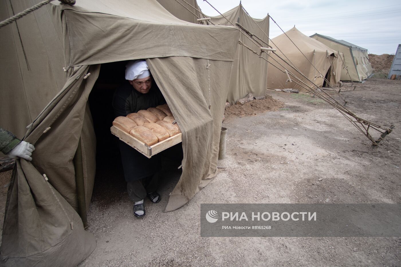 Выпечка хлеба в полевых условиях для российских военных в Херсонской области