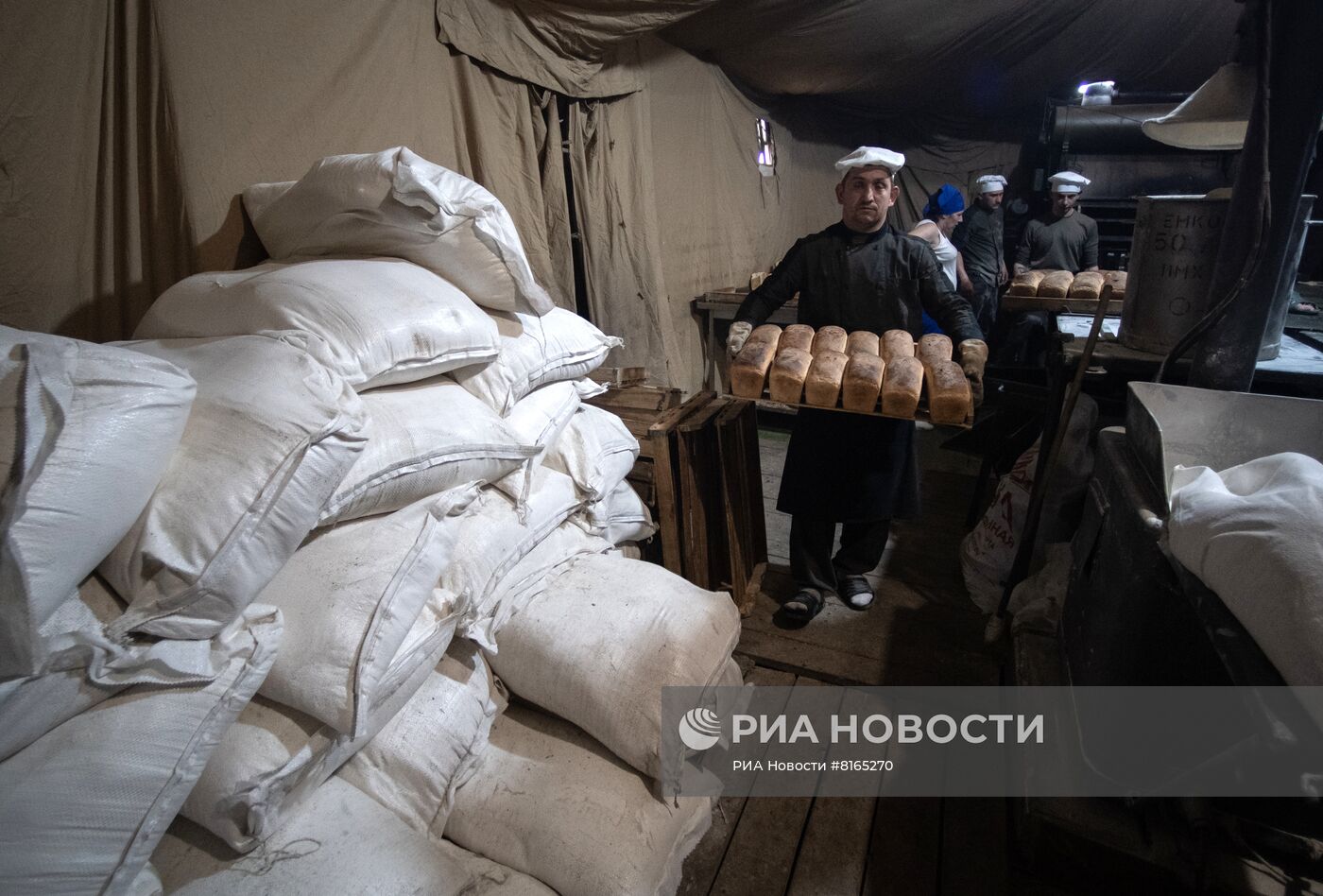 Выпечка хлеба в полевых условиях для российских военных в Херсонской области