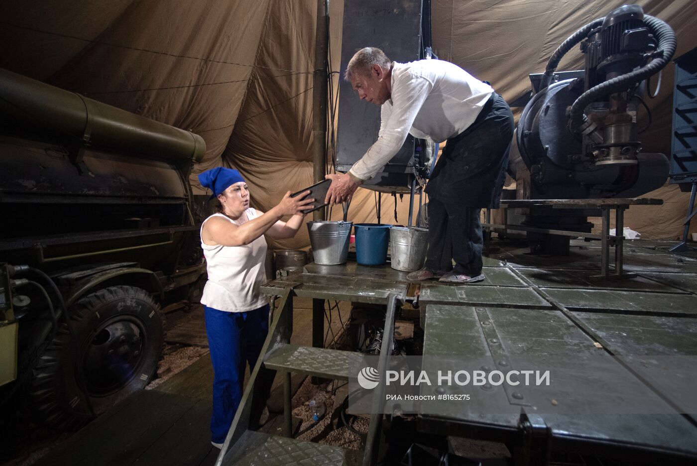 Выпечка хлеба в полевых условиях для российских военных в Херсонской области