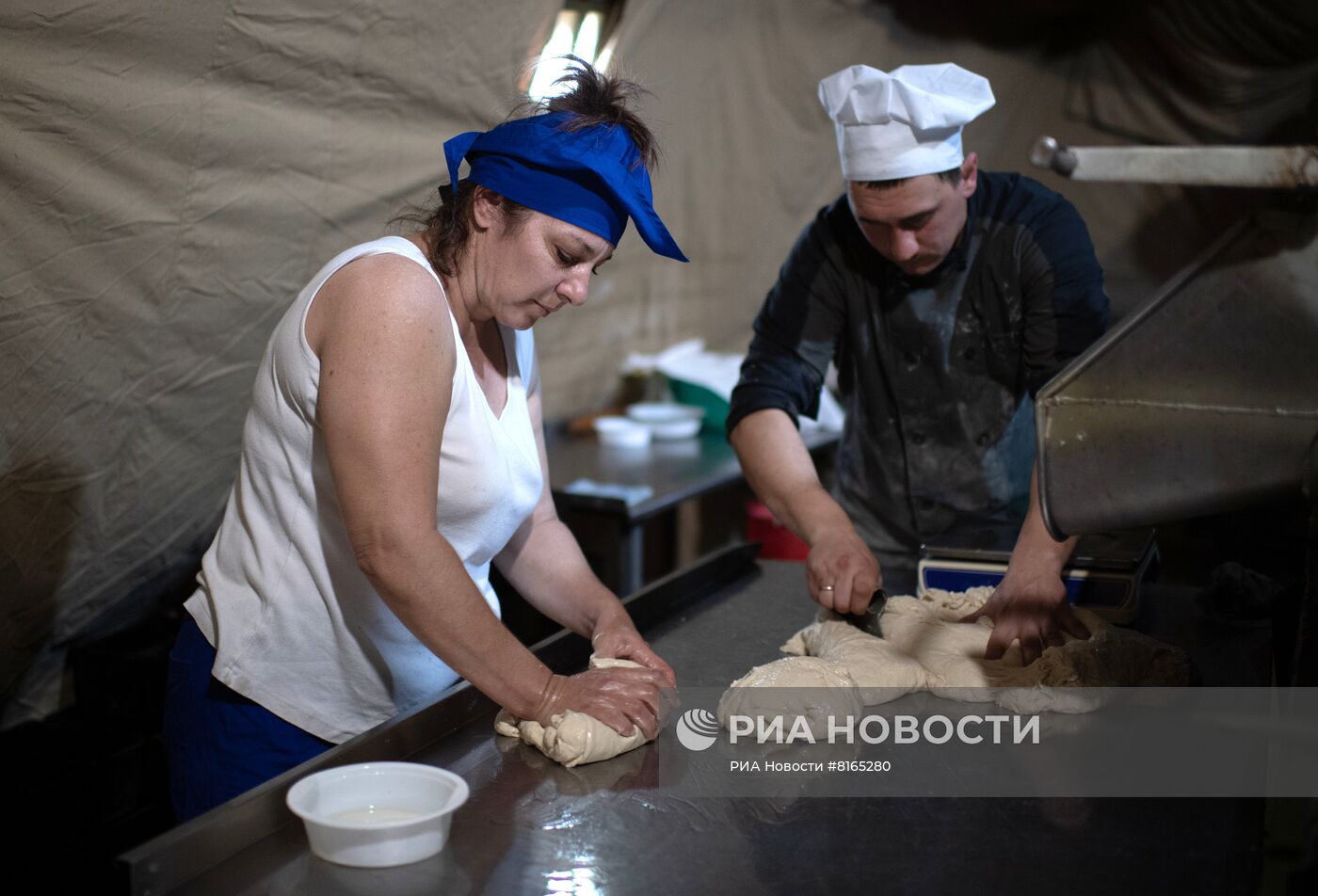 Выпечка хлеба в полевых условиях для российских военных в Херсонской области