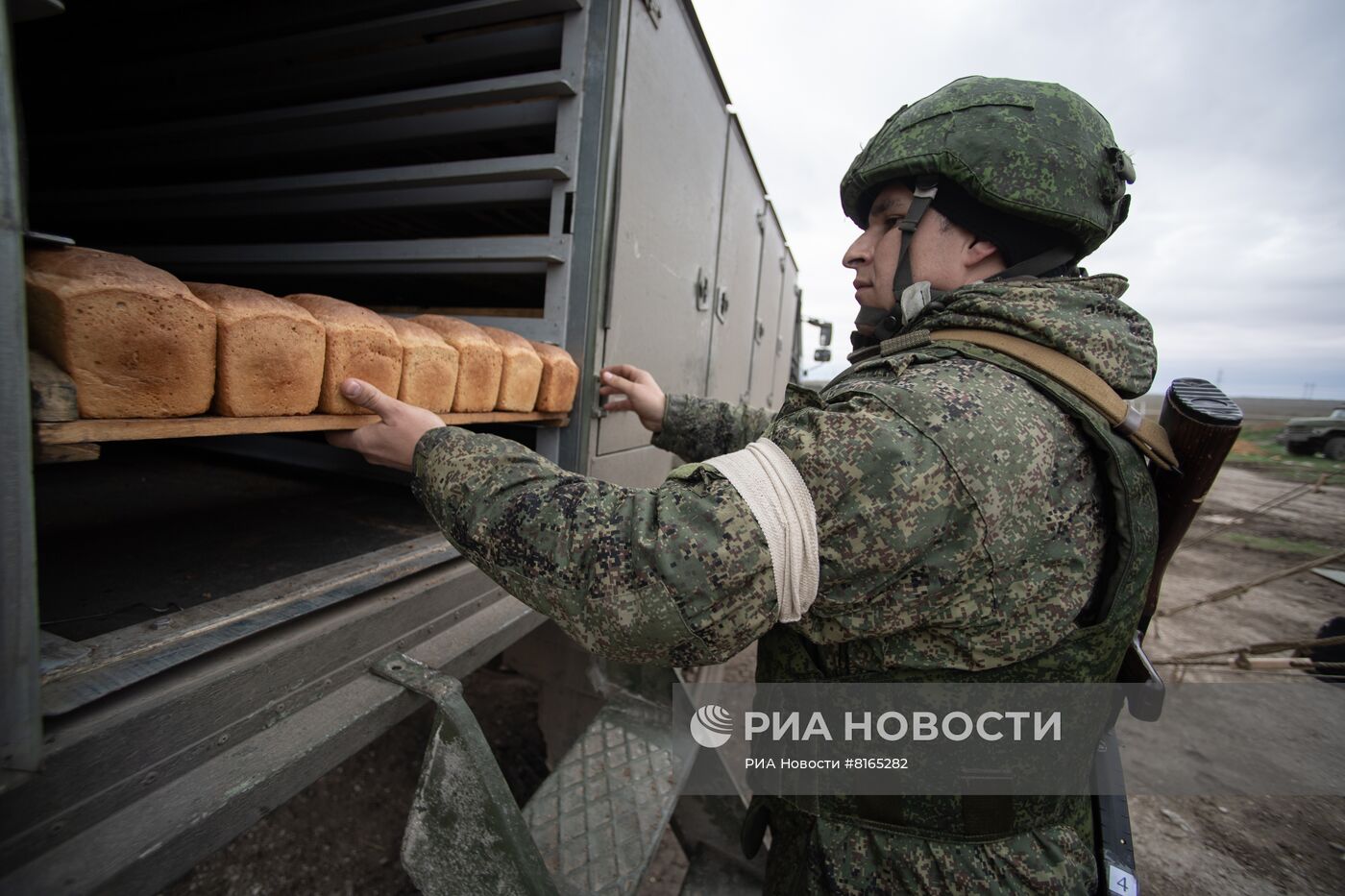 Выпечка хлеба в полевых условиях для российских военных в Херсонской области