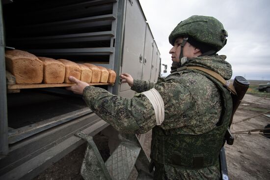 Выпечка хлеба в полевых условиях для российских военных в Херсонской области