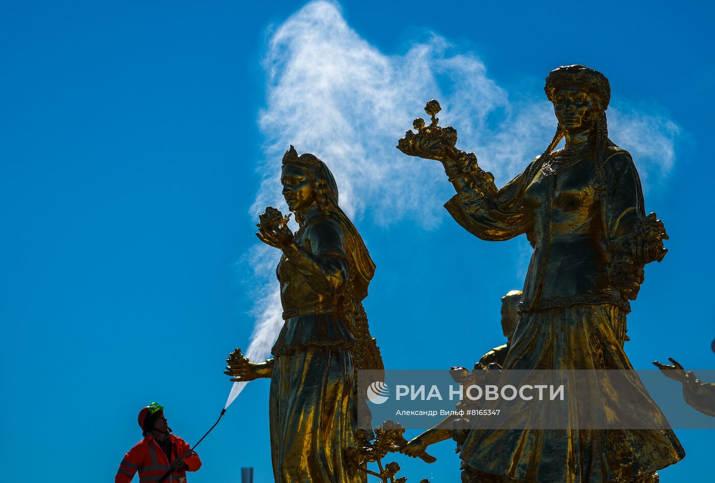 Промывка фонтанов "Дружба народов" и "Каменный цветок" на ВДНХ