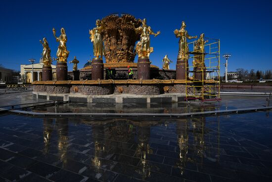 Промывка фонтанов "Дружба народов" и "Каменный цветок" на ВДНХ
