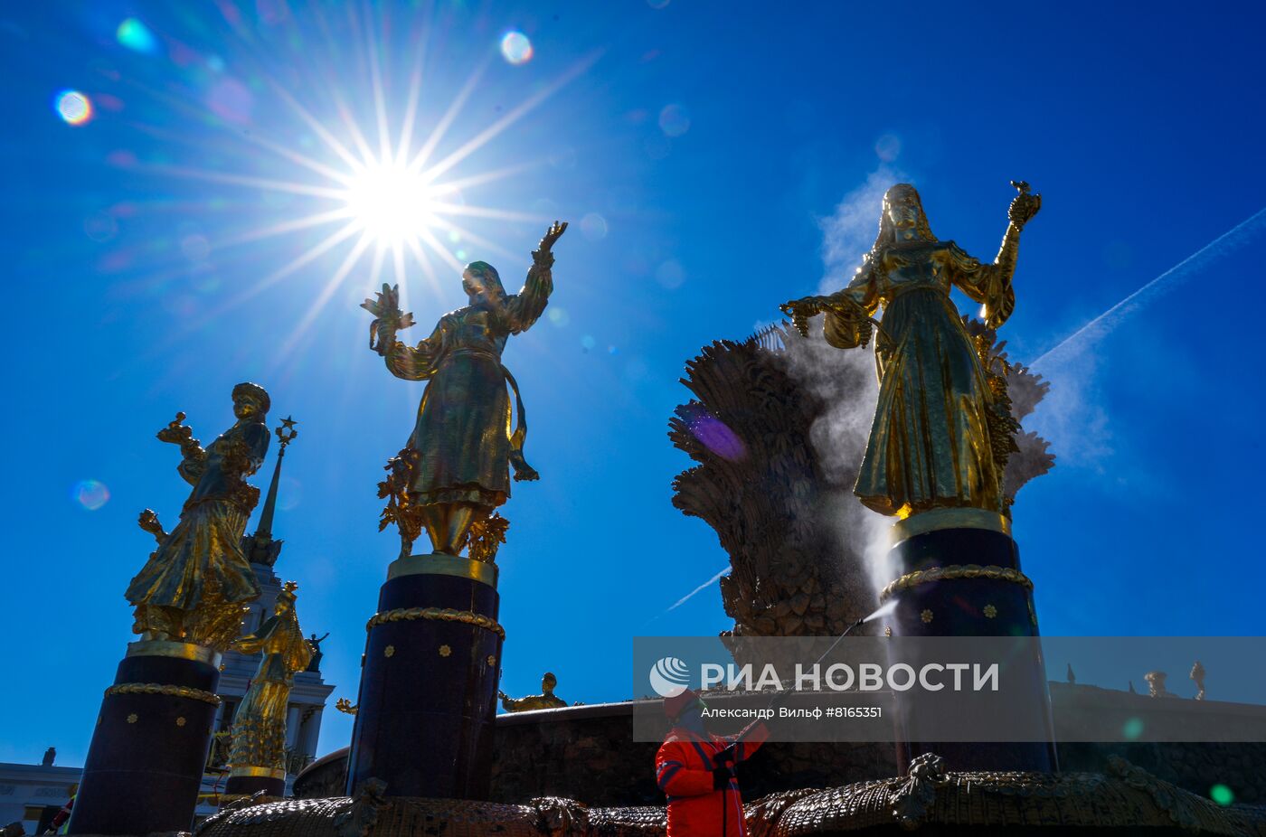 Промывка фонтанов "Дружба народов" и "Каменный цветок" на ВДНХ