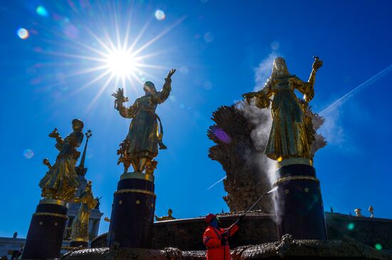 Промывка фонтанов "Дружба народов" и "Каменный цветок" на ВДНХ