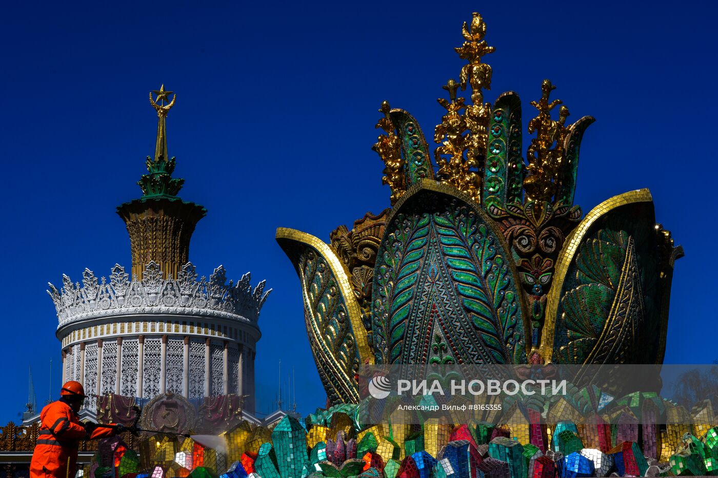 Промывка фонтанов "Дружба народов" и "Каменный цветок" на ВДНХ