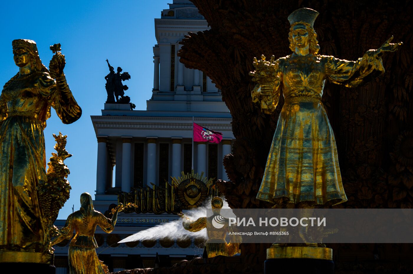 Промывка фонтанов "Дружба народов" и "Каменный цветок" на ВДНХ