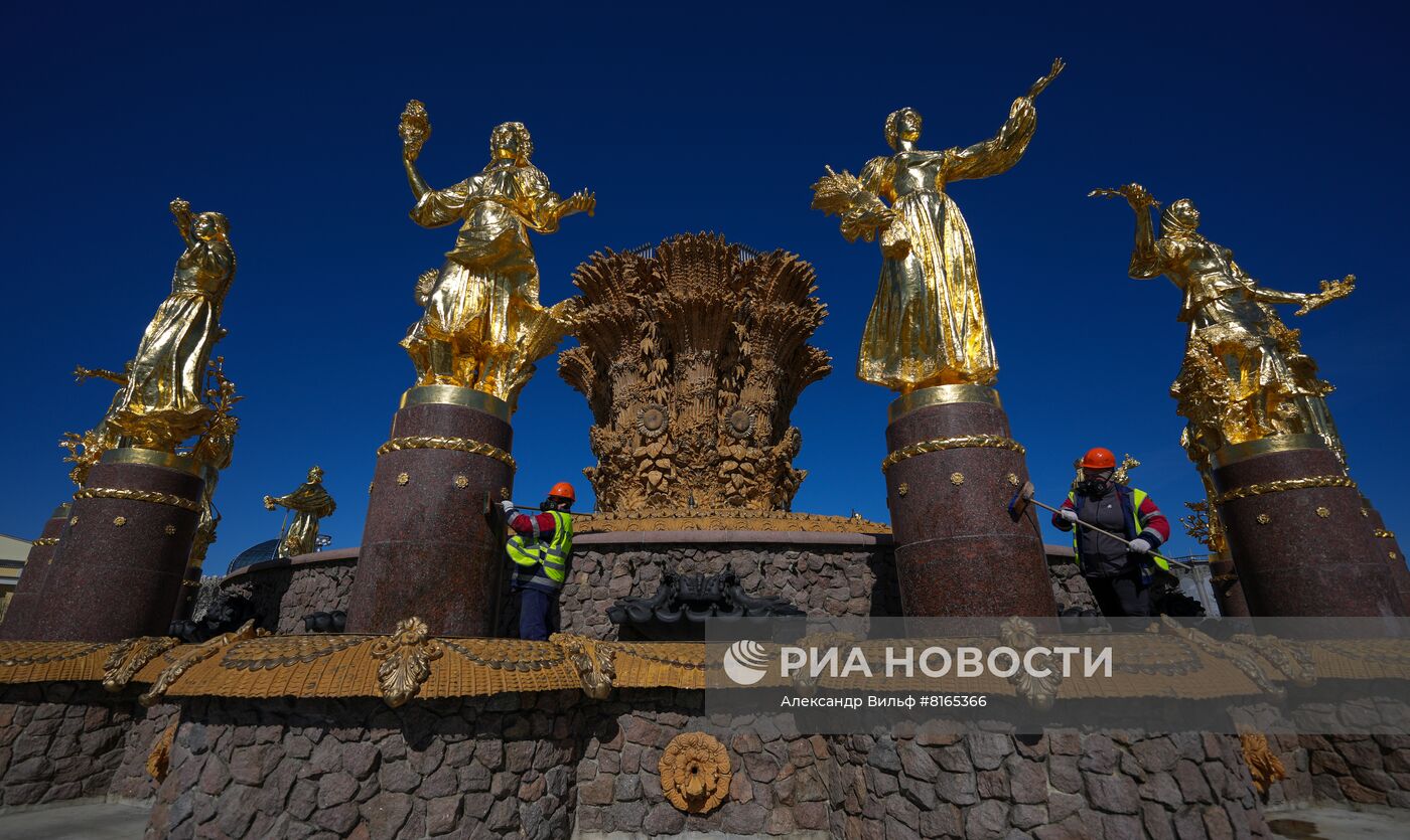 Промывка фонтанов "Дружба народов" и "Каменный цветок" на ВДНХ