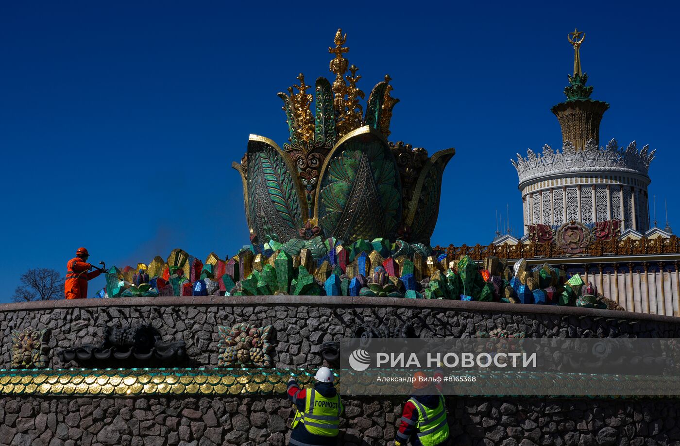 Промывка фонтанов "Дружба народов" и "Каменный цветок" на ВДНХ