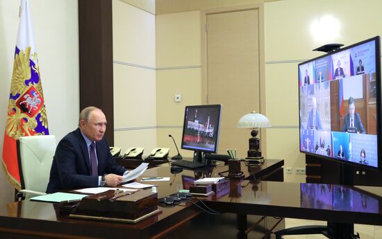 Президент РФ В. Путин провел совещание о текущей ситуации в нефтегазовом секторе