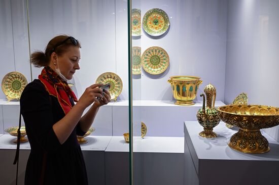 Выставка "Кремлевский сервиз. Дар семьи Карисаловых"