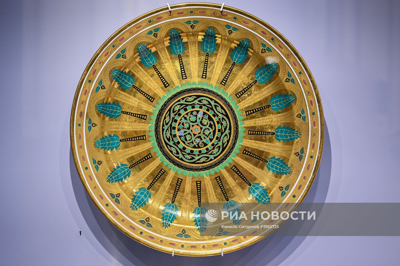 Выставка "Кремлевский сервиз. Дар семьи Карисаловых"