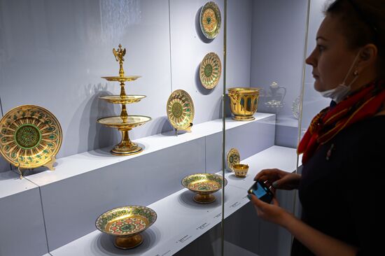 Выставка "Кремлевский сервиз. Дар семьи Карисаловых"