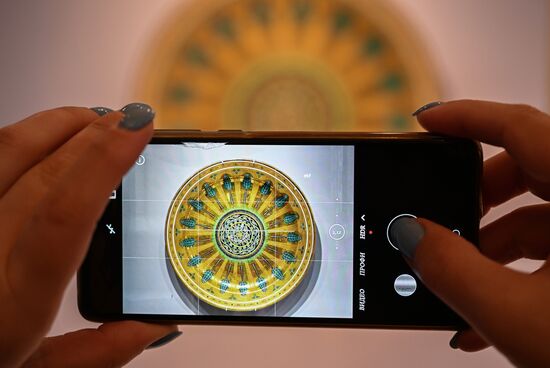 Выставка "Кремлевский сервиз. Дар семьи Карисаловых"