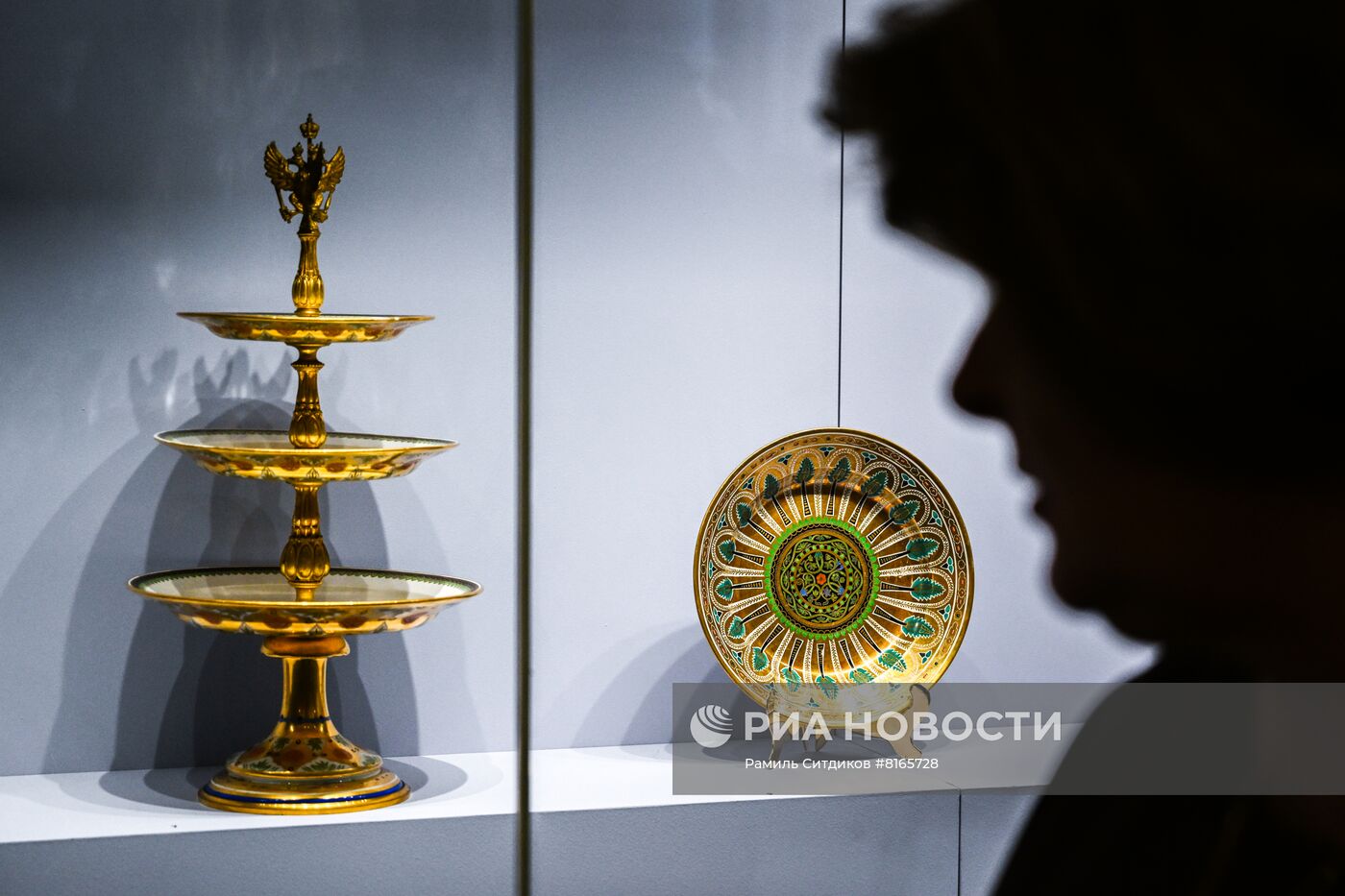 Выставка "Кремлевский сервиз. Дар семьи Карисаловых"