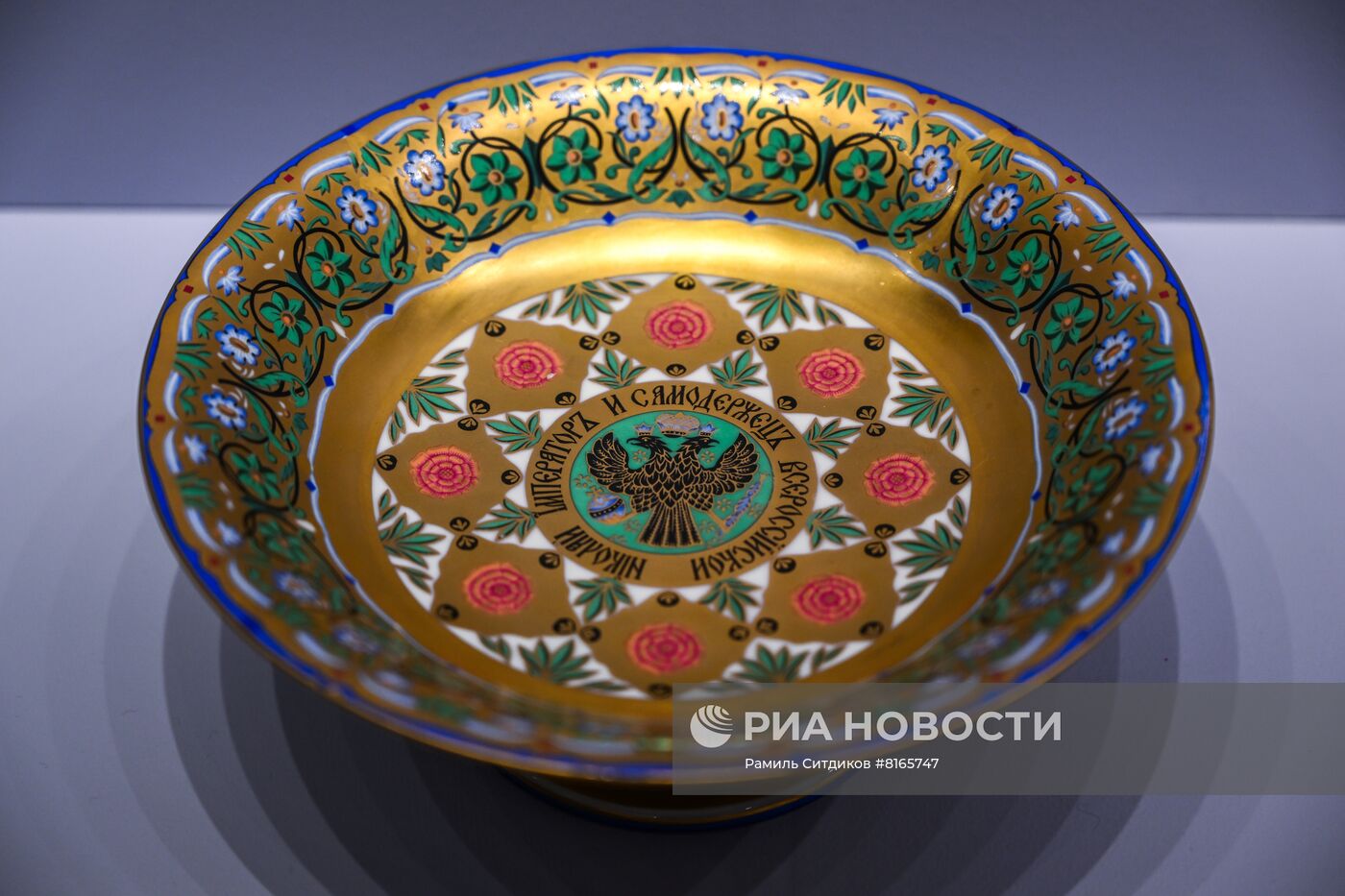 Выставка "Кремлевский сервиз. Дар семьи Карисаловых"