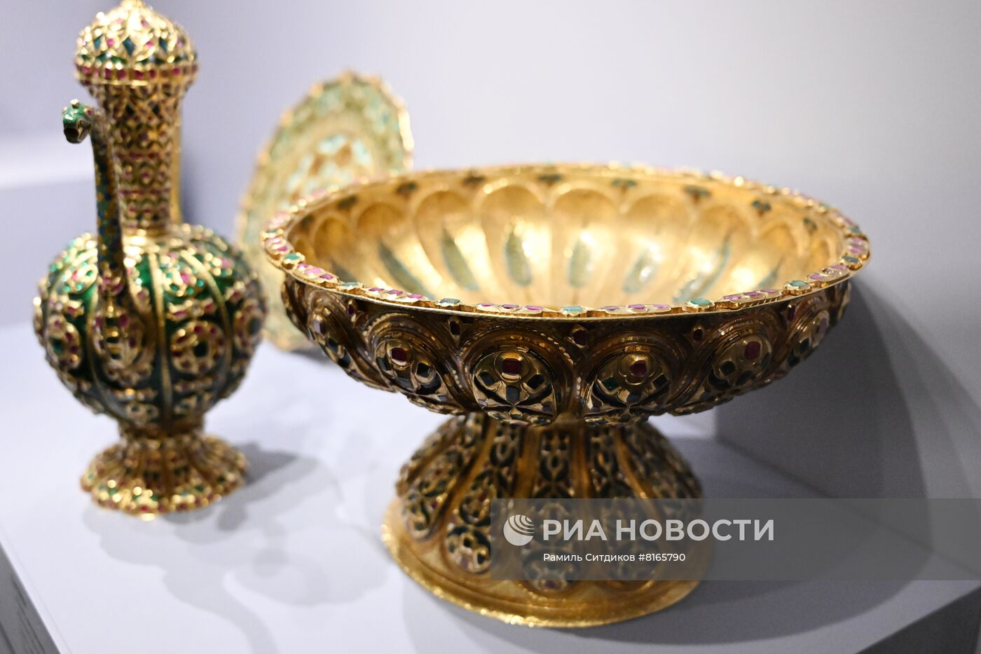 Выставка "Кремлевский сервиз. Дар семьи Карисаловых"