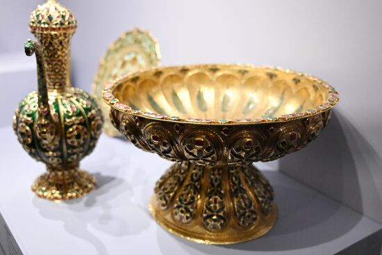 Выставка "Кремлевский сервиз. Дар семьи Карисаловых"