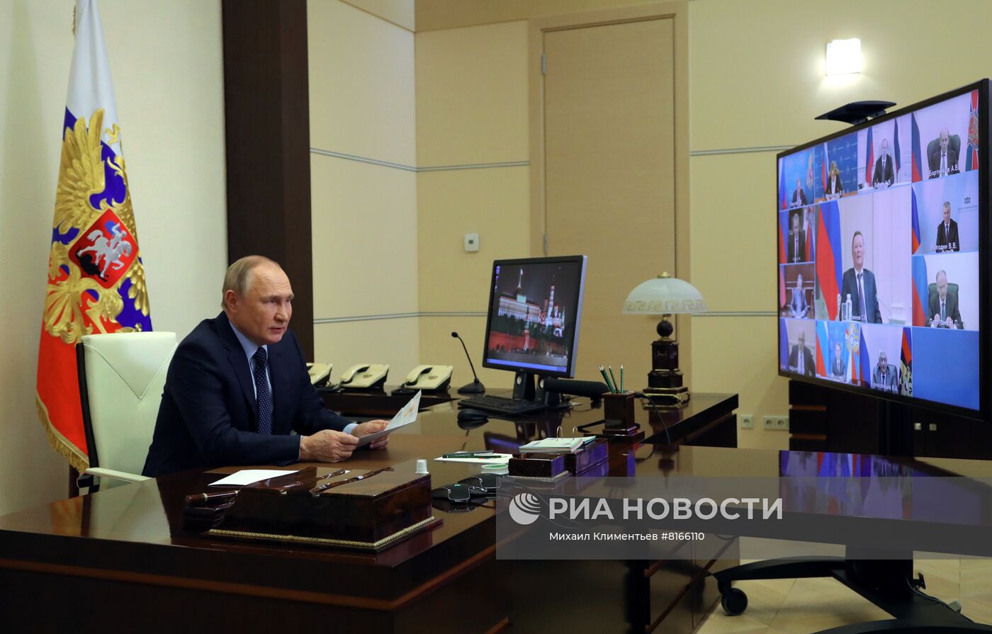 Президент РФ В. Путин провел заседание Совбеза РФ