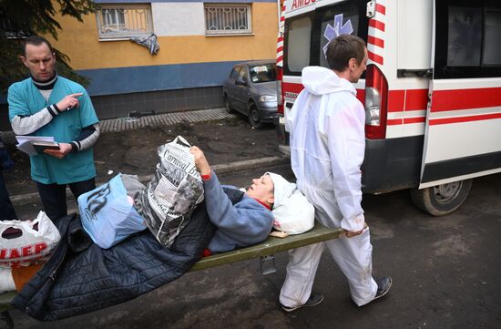 Оказание медицинской помощи в областной больнице Мариуполя