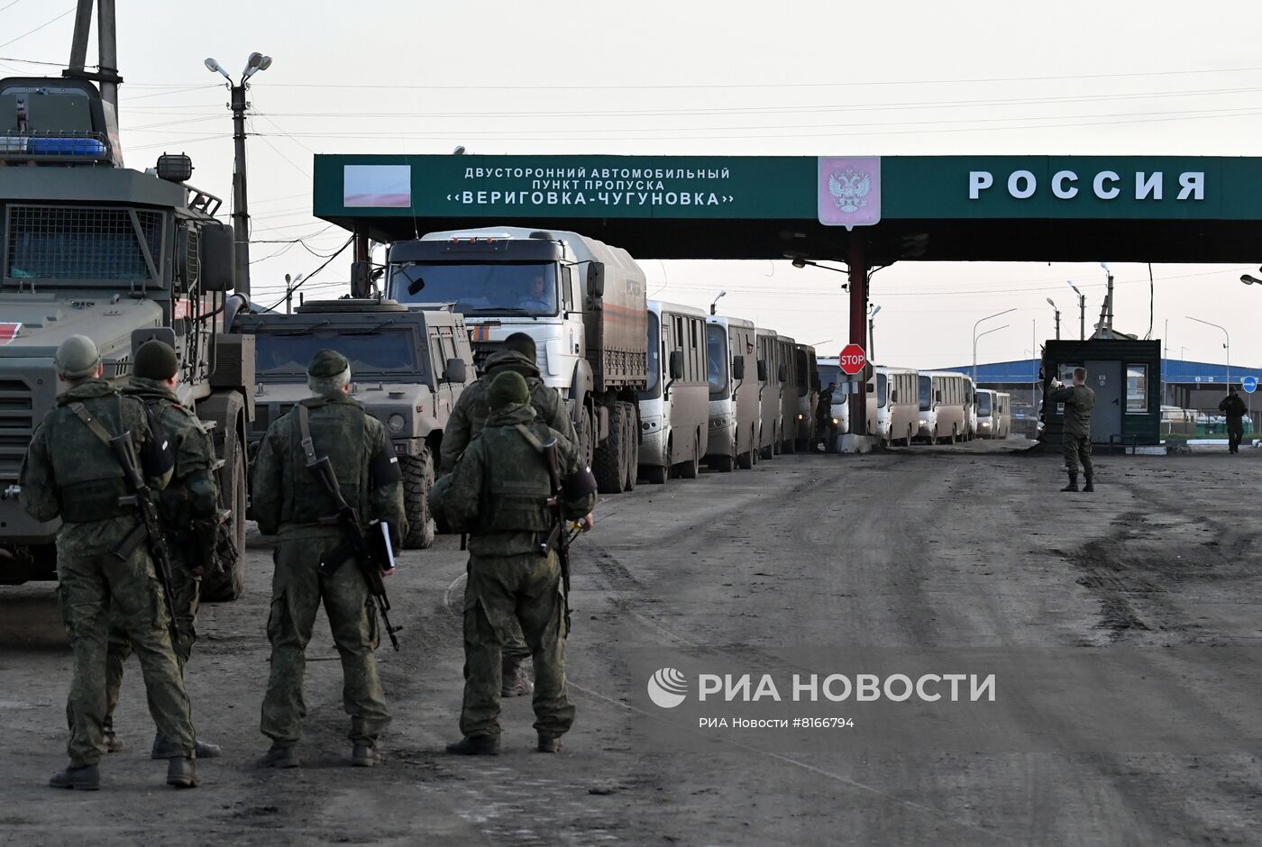 Российские военные эвакуируют мирное население из Изюма в Белгородскую область