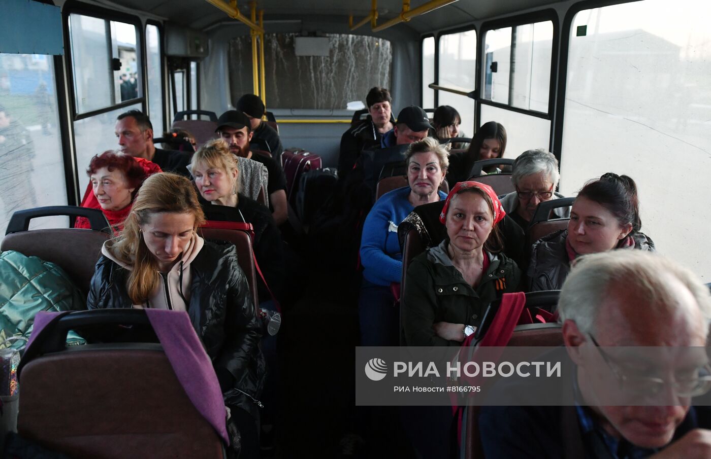 Российские военные эвакуируют мирное население из Изюма в Белгородскую область