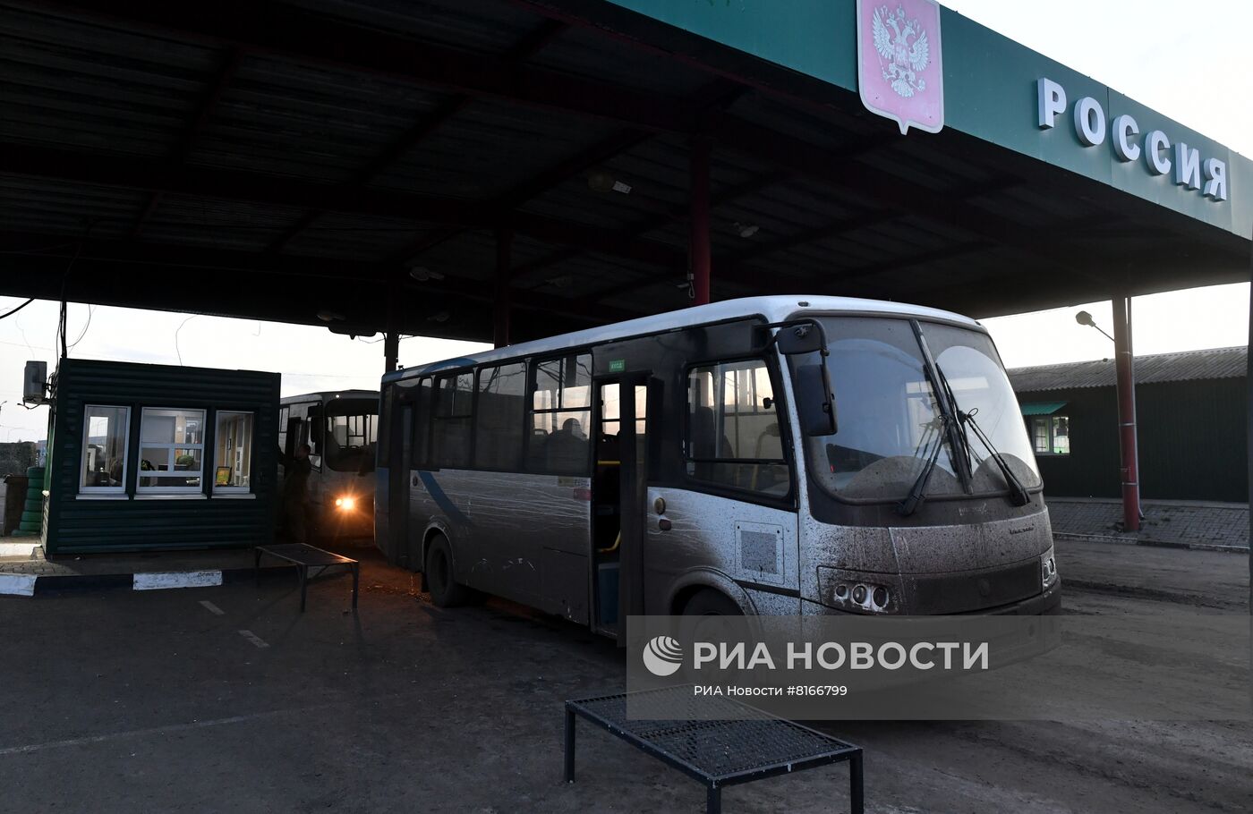 Российские военные эвакуируют мирное население из Изюма в Белгородскую область