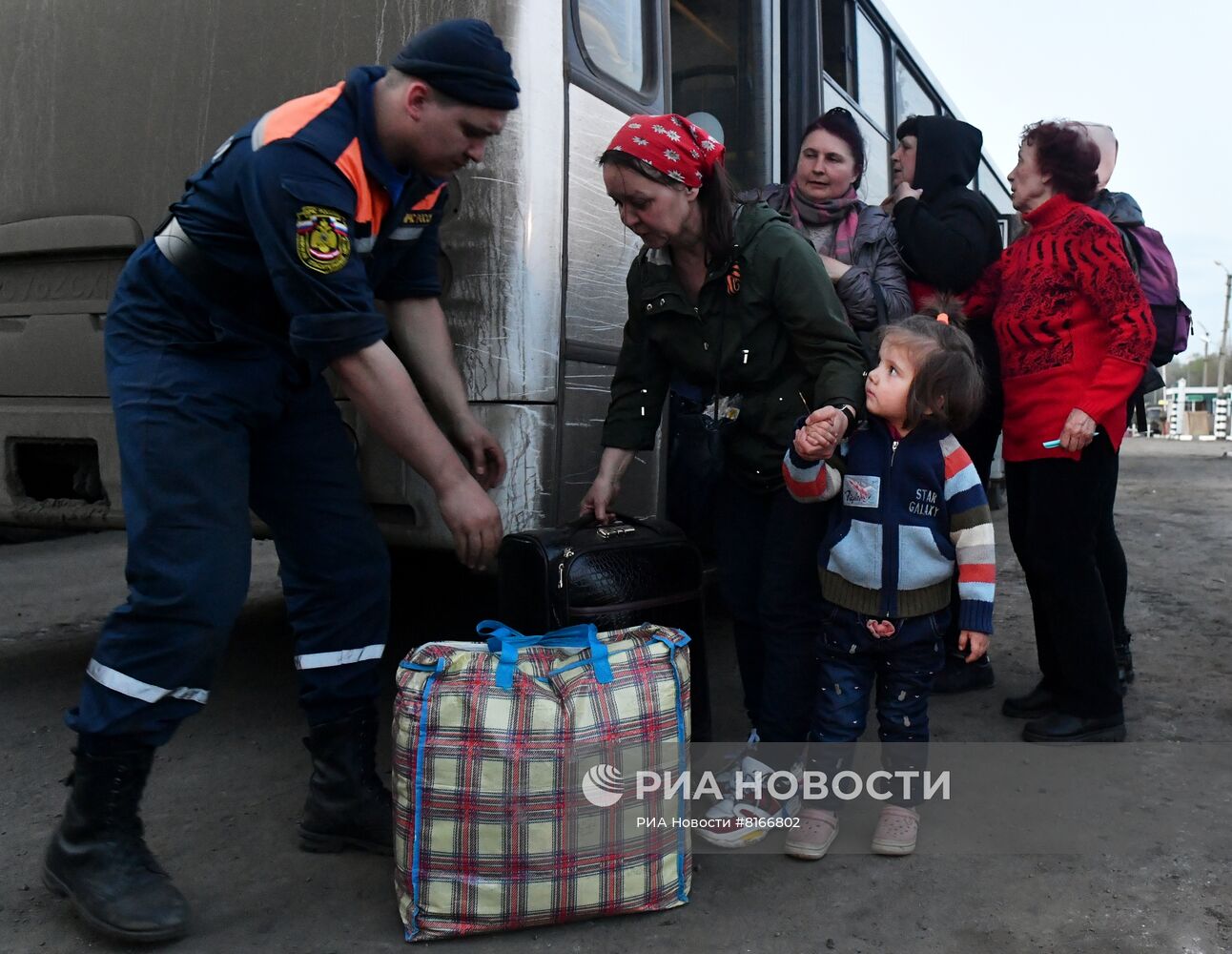 Российские военные эвакуируют мирное население из Изюма в Белгородскую область
