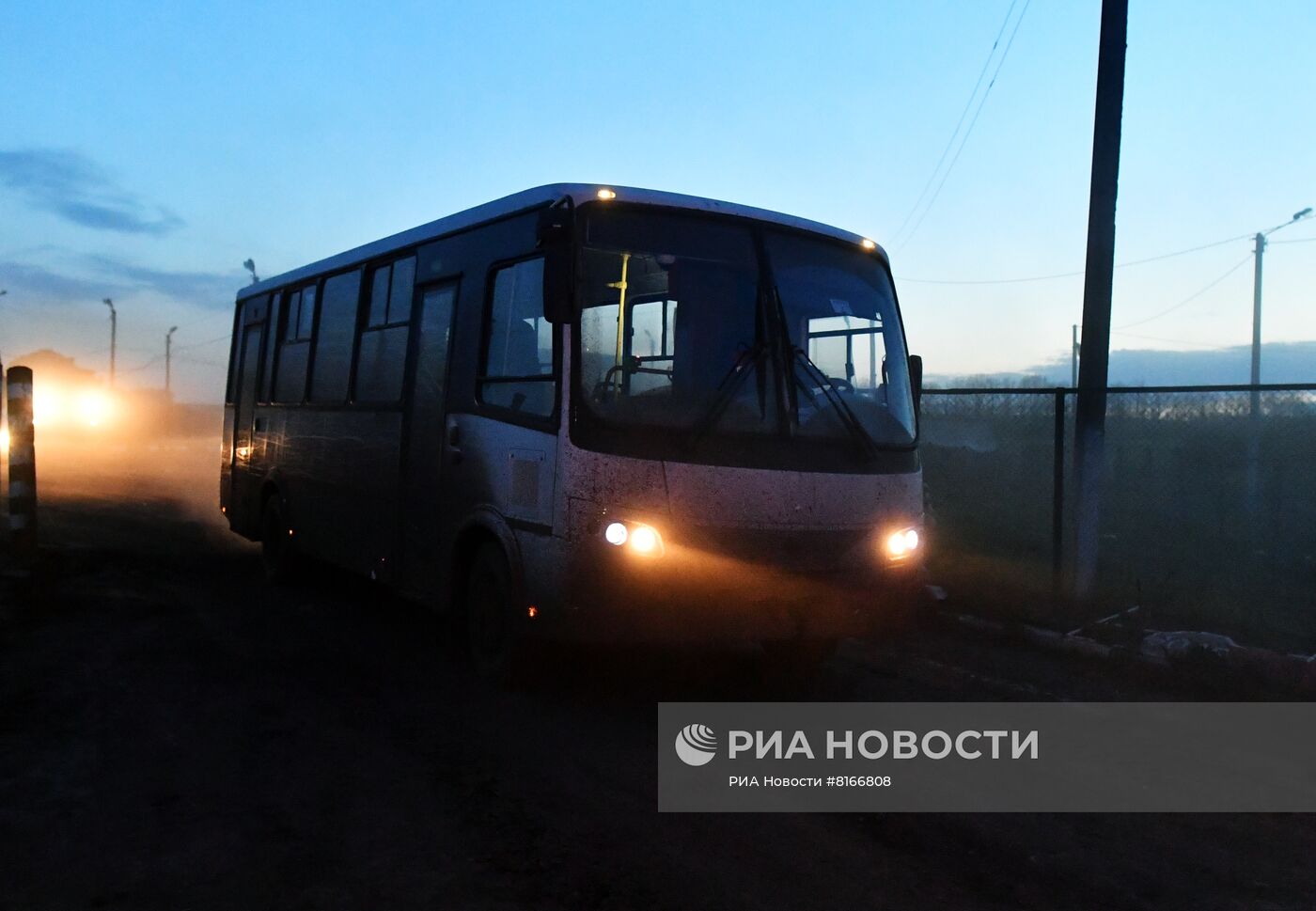 Российские военные эвакуируют мирное население из Изюма в Белгородскую область