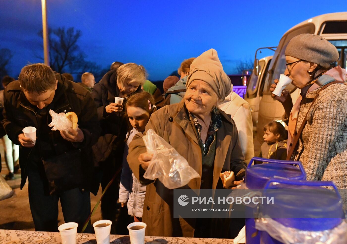 Российские военные эвакуируют мирное население из Изюма в Белгородскую область