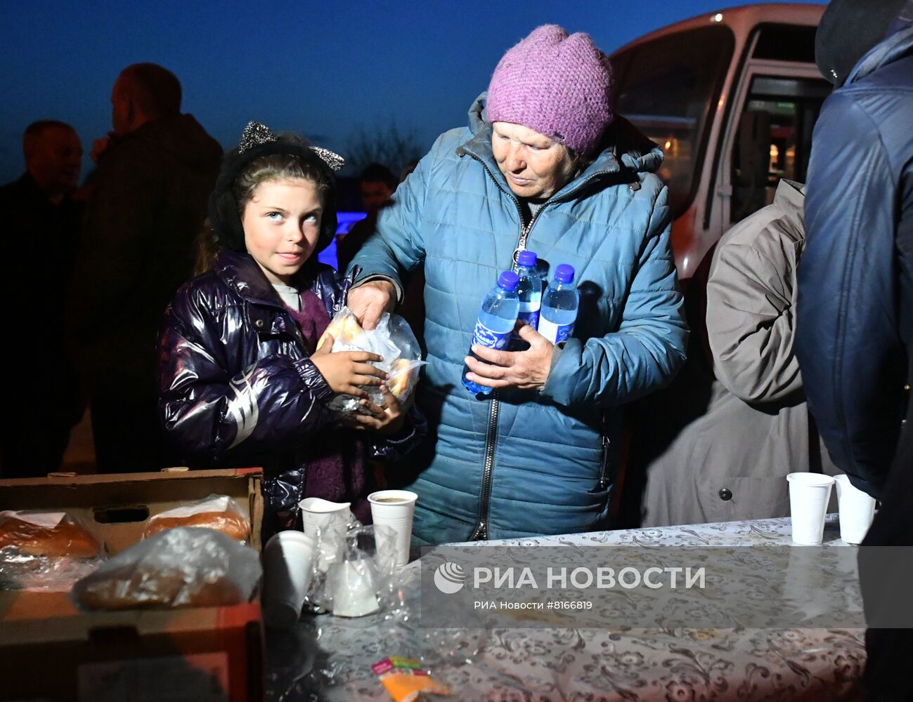 Российские военные эвакуируют мирное население из Изюма в Белгородскую область