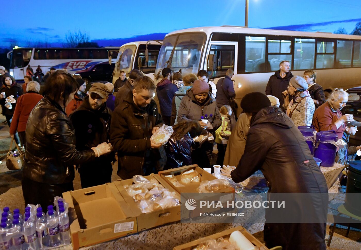 Российские военные эвакуируют мирное население из Изюма в Белгородскую область