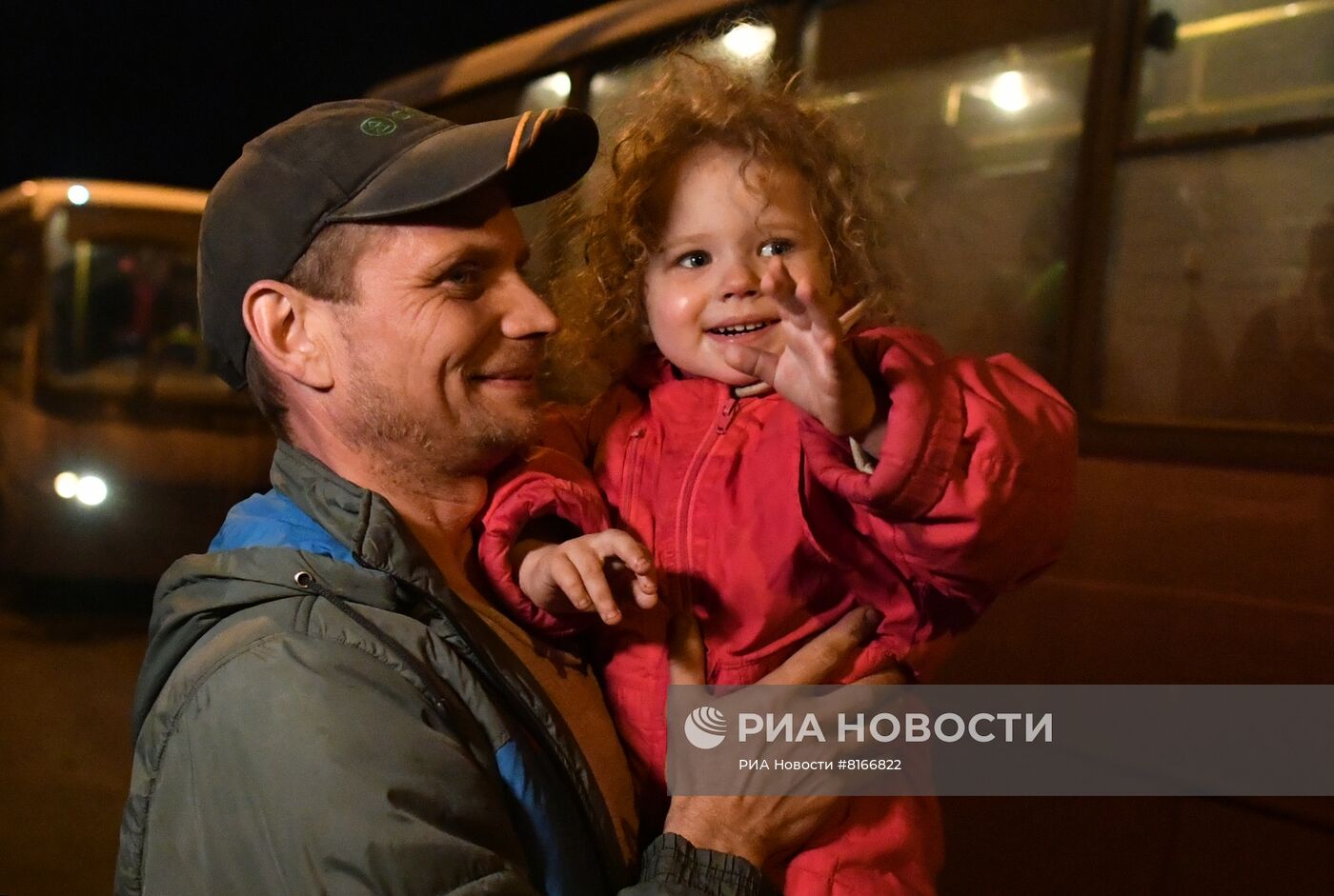 Российские военные эвакуируют мирное население из Изюма в Белгородскую область