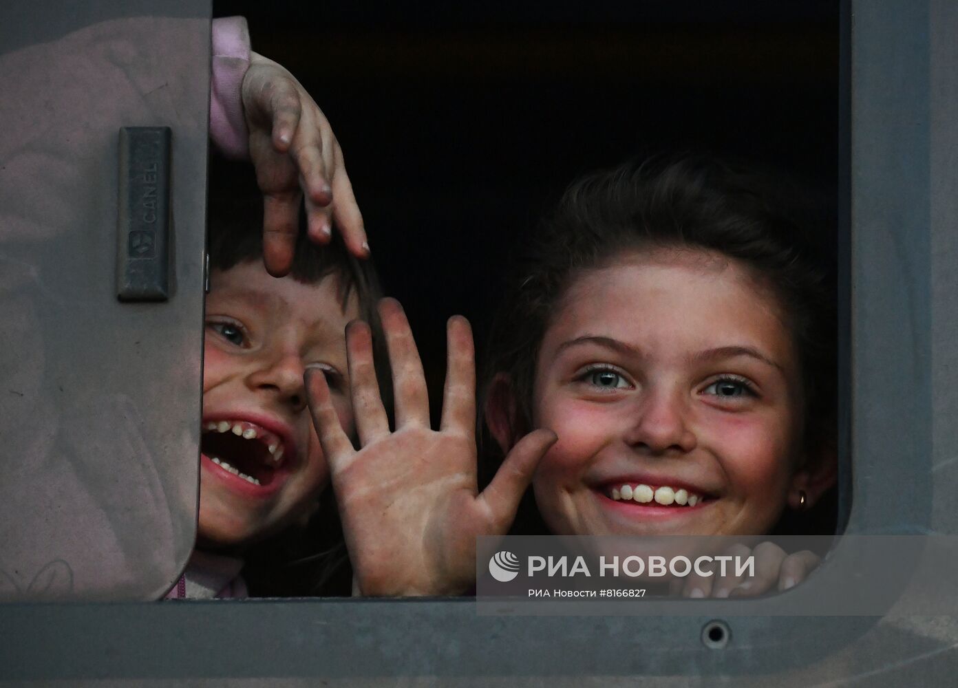 Российские военные эвакуируют мирное население из Изюма в Белгородскую область