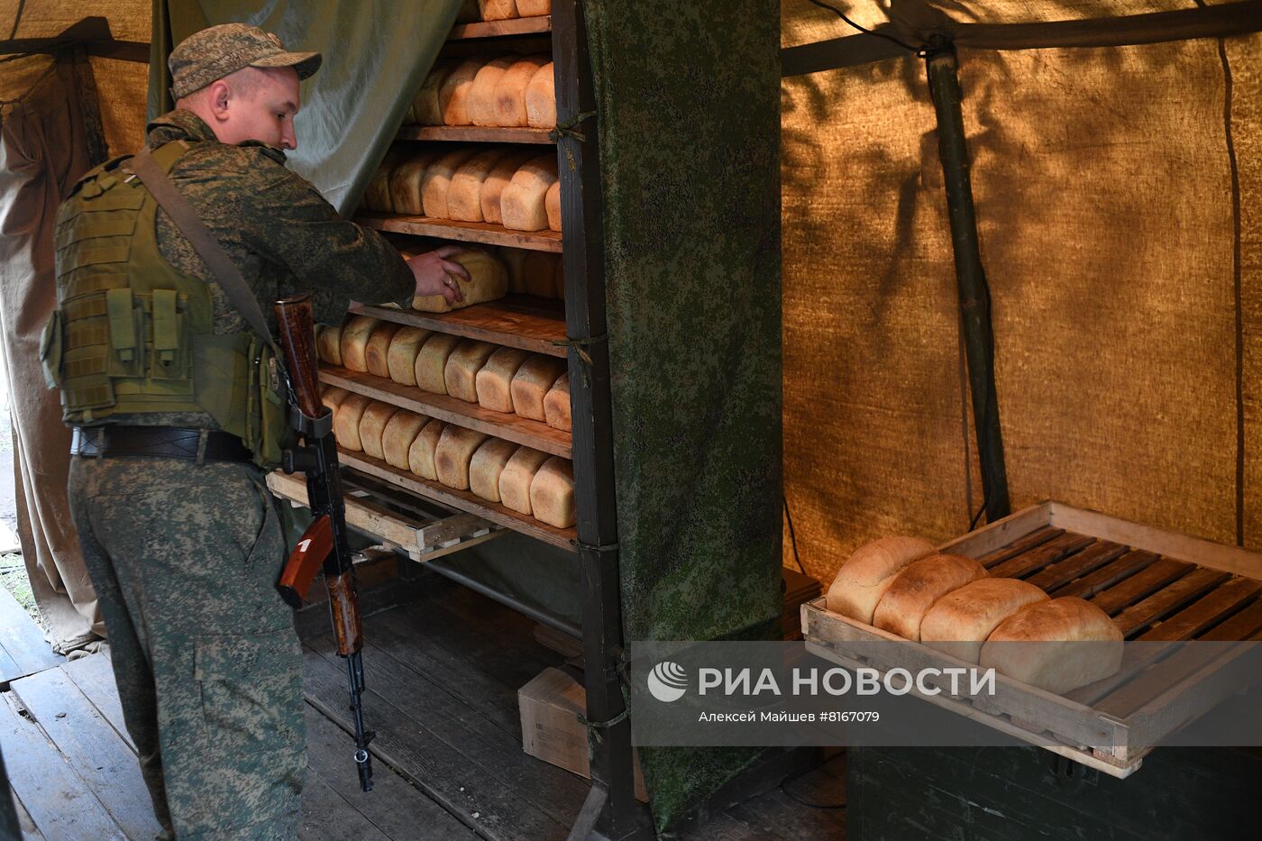 Выпечка хлеба для жителей освобожденных территорий ЛНР